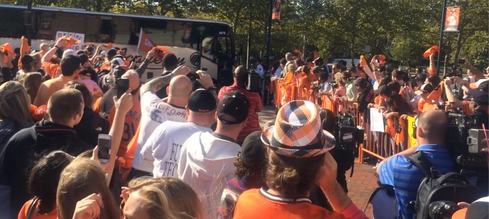 Orioles fans welcome team back to Camden Yards from Detroit